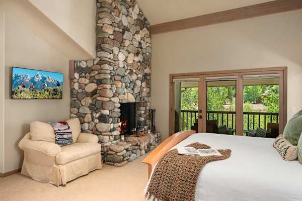 Abode at Guyer Hot Springs, ski slope views, walk to lift, hot tub