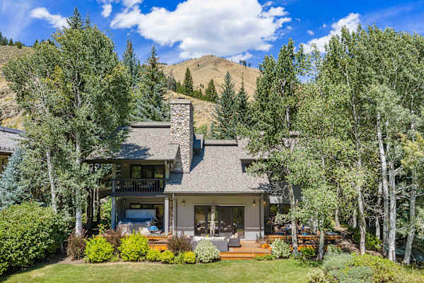 Abode at Guyer Hot Springs, ski slope views, walk to lift, hot tub