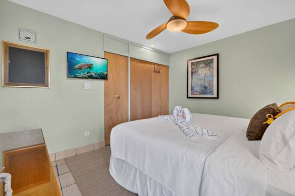 Paki Maui 120 | King Bed, Garden Lanai & Oceanfront Pool.