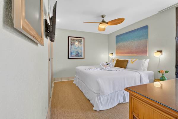 Paki Maui 120 | King Bed, Garden Lanai & Oceanfront Pool.