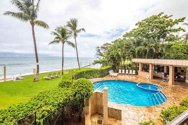 Paki Maui 120 | King Bed, Garden Lanai & Oceanfront Pool.