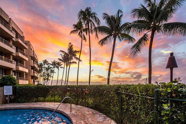 Paki Maui 120 | King Bed, Garden Lanai & Oceanfront Pool.