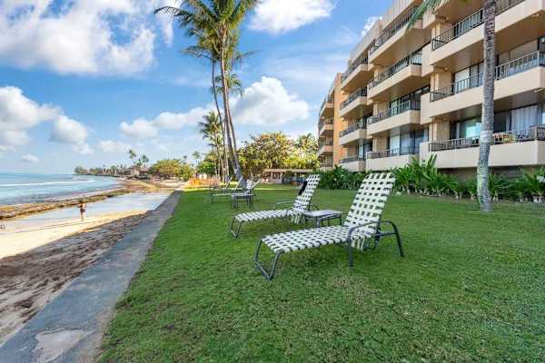 Paki Maui 120 | King Bed, Garden Lanai & Oceanfront Pool.