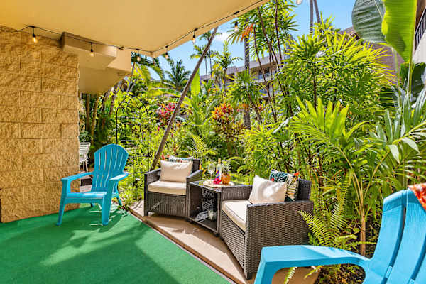 Paki Maui 120 | King Bed, Garden Lanai & Oceanfront Pool.