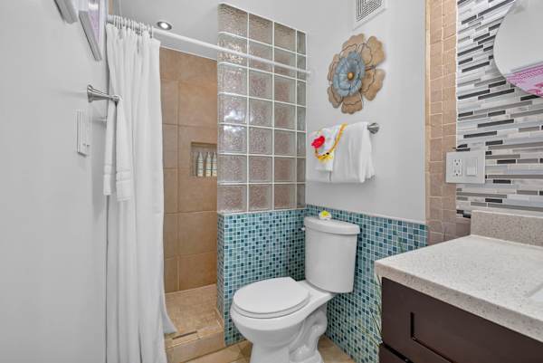 Paki Maui 120 | King Bed, Garden Lanai & Oceanfront Pool.