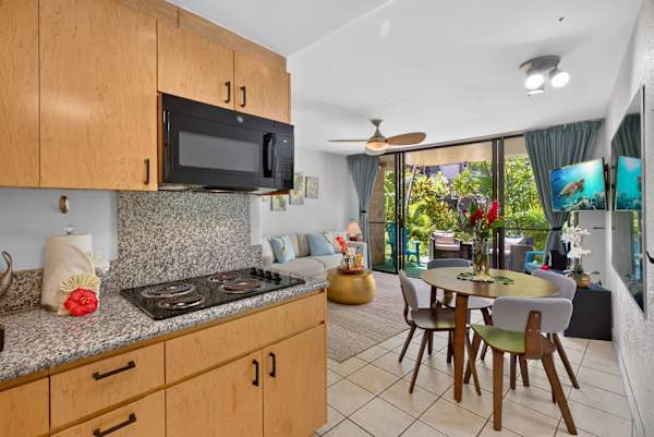 Paki Maui 120 | King Bed, Garden Lanai & Oceanfront Pool.