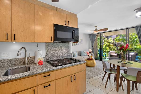 Paki Maui 120 | King Bed, Garden Lanai & Oceanfront Pool.