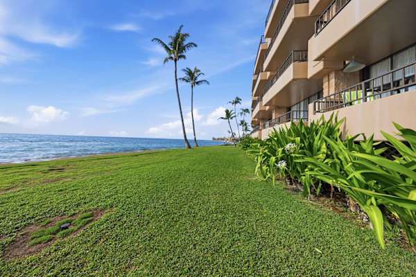 Paki Maui 120 | King Bed, Garden Lanai & Oceanfront Pool.