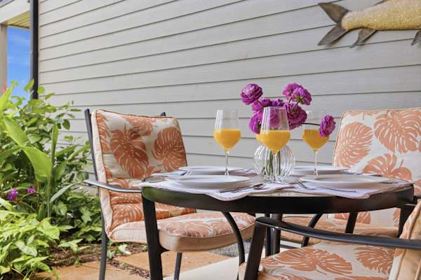 Lanai with seating
