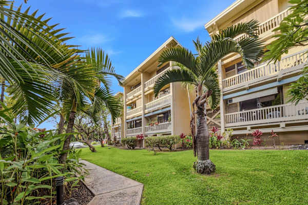 Kona Bali Kai grounds