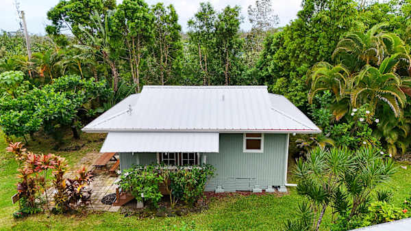 Island Rainforest Grove - Two comfortable homes on one spacious lot that are close to beaches and waterfalls!