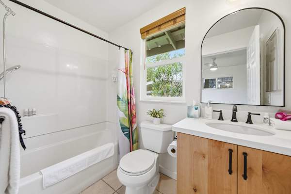 Island Rainforest Grove - Two comfortable homes on one spacious lot that are close to beaches and waterfalls!