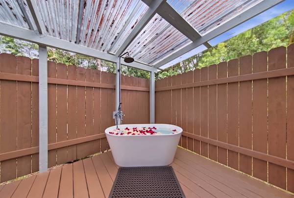 Island Rainforest Grove - Two comfortable homes on one spacious lot that are close to beaches and waterfalls!
