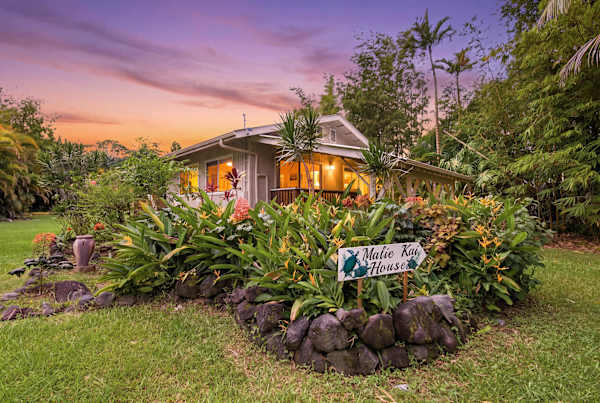 Island Rainforest Grove - Two comfortable homes on one spacious lot that are close to beaches and waterfalls!