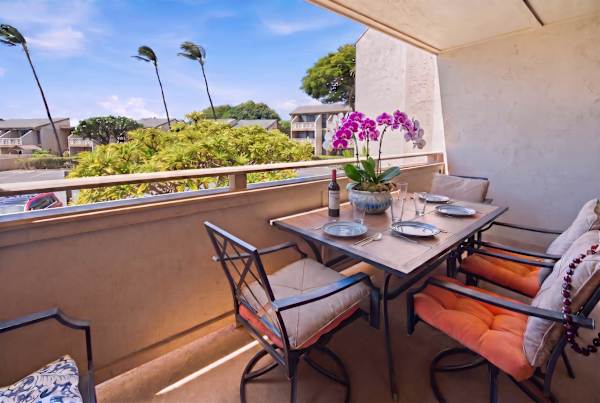 Private lanai with seating