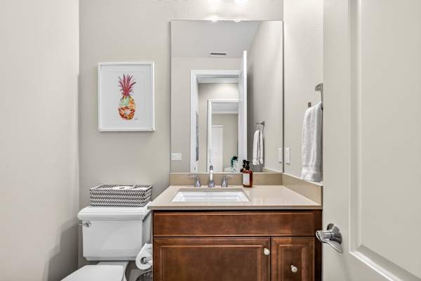 Exclusive Escape: Poolside Luxury near Scenic Golf