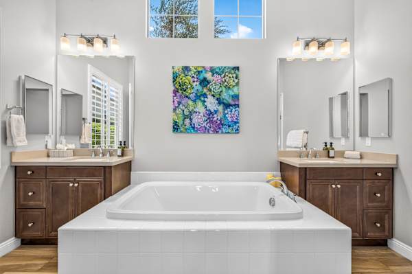 Exclusive Escape: Poolside Luxury near Scenic Golf