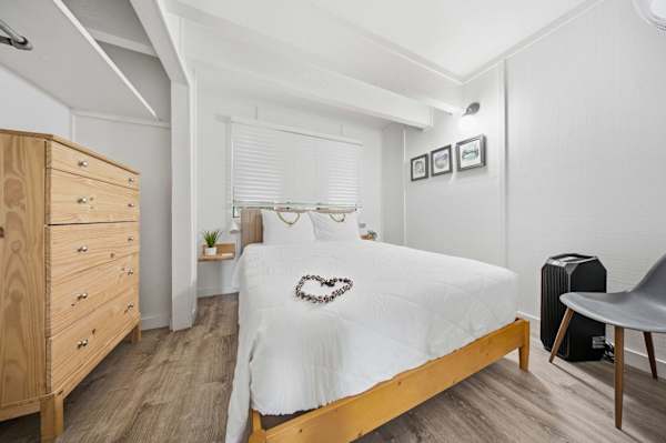 Second bedroom with queen bed 