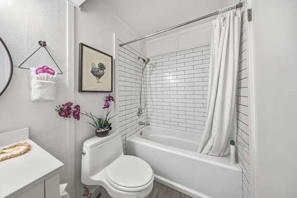 Full secondary bathroom with laundry and tub shower