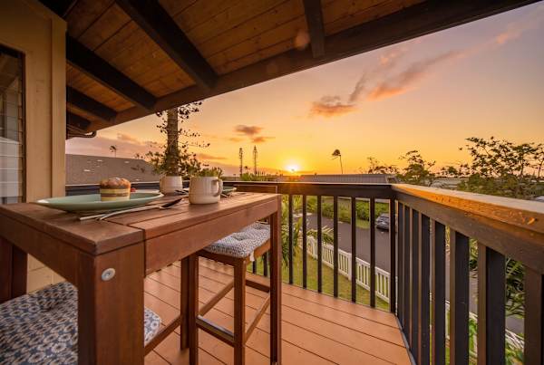Beautiful, open lanai with comfortable seating 
