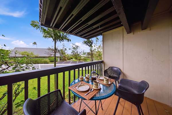 Open lanai with abundant seating