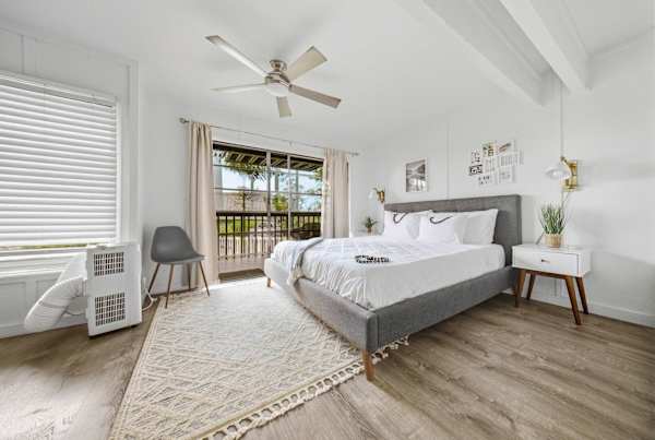 Primary bedroom with ceiling fan, AC and lanai access 