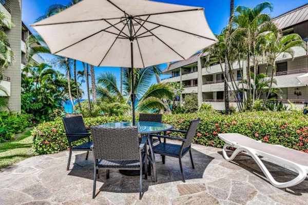 Outdoor dining near the pool