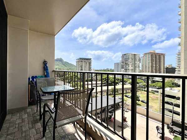 Refresh on your balcony while enjoying the city and Diamond Head mountain views