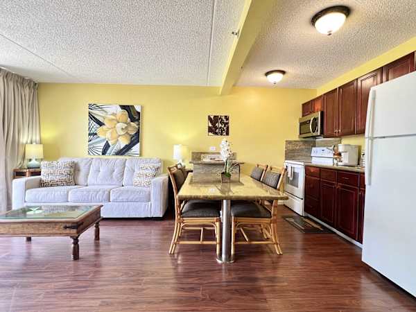 You full kitchen with dining area for 4