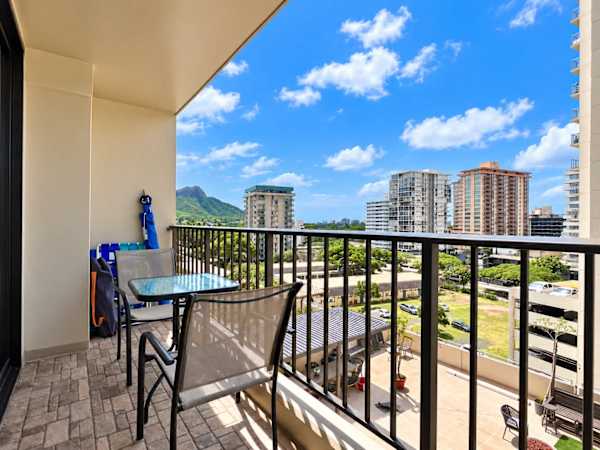 Refresh on your balcony while enjoying the city and Diamond Head mountain views