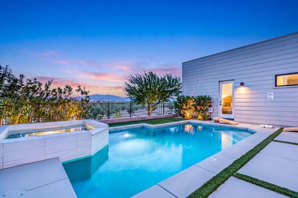 Palladium Palace: Pool+Spa, EV Charger, Miralon!