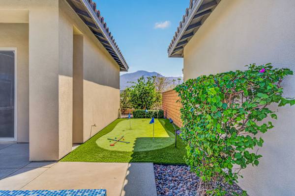 Exclusive Oasis: Pool, Spa & Golf Access