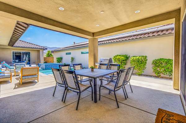 Exclusive Oasis: Pool, Spa & Golf Access