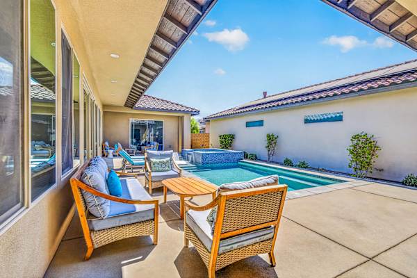 Exclusive Oasis: Pool, Spa & Golf Access