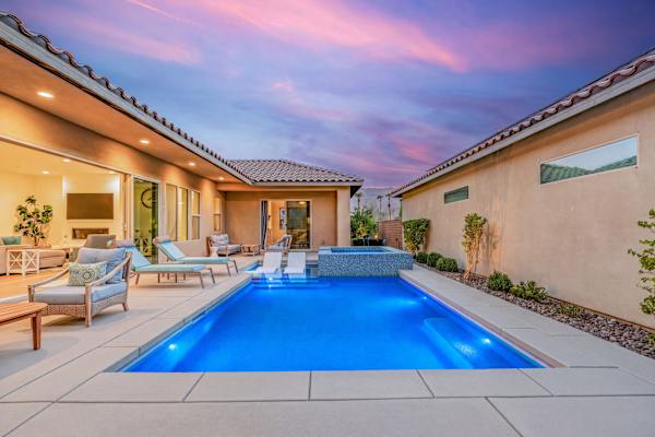 Exclusive Oasis: Pool, Spa & Golf Access