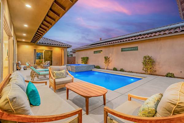 Exclusive Oasis: Pool, Spa & Golf Access