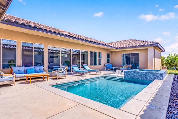 Exclusive Oasis: Pool, Spa & Golf Access