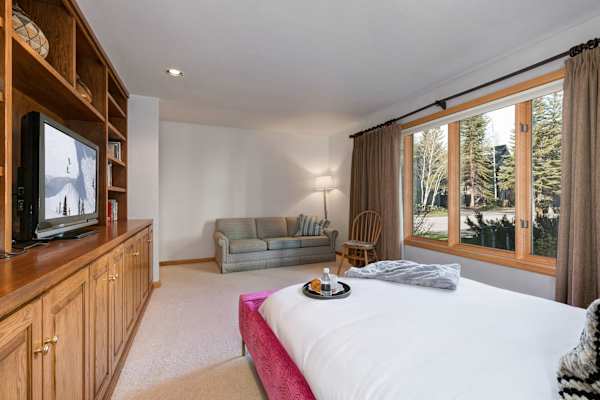 Abode at Golden Spruce, prime location, mountain views, private deck