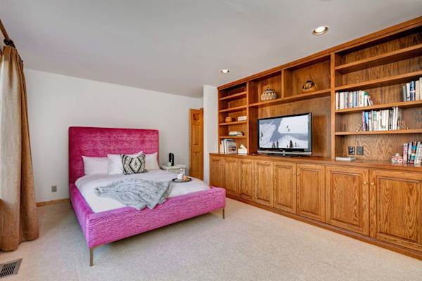 Abode at Golden Spruce, prime location, mountain views, private deck