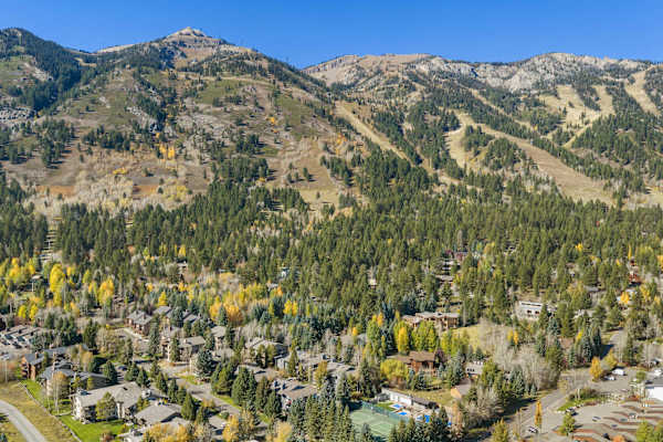 Abode at Sundance, spacious & cozy, walk to lift, hot tub & pool