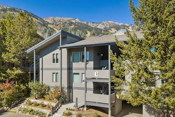 Abode at Sundance, spacious & cozy, walk to lift, hot tub & pool