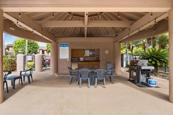 Outdoor dining & BBQ area