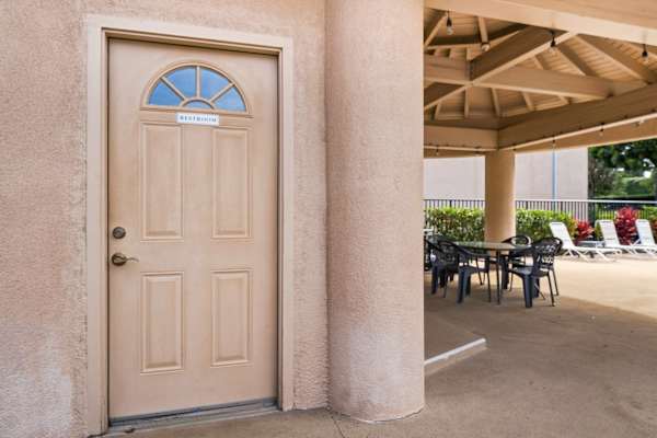 Outdoor dining & BBQ area