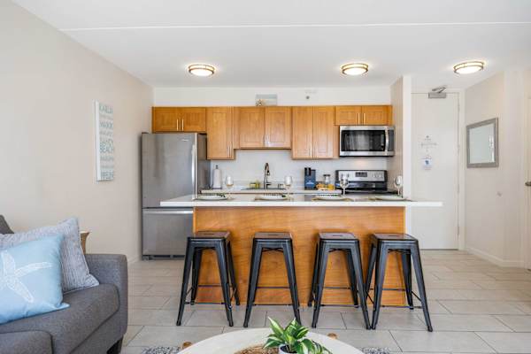 Your fully equipped kitchen and kitchen bar!