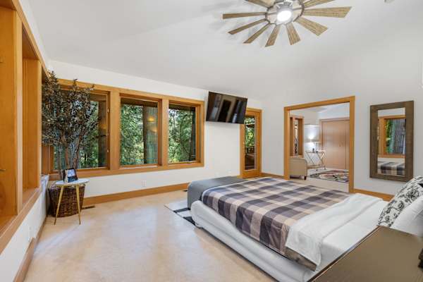 Woodinville Retreat | Decks | BBQ & Fireplace 4 Enjoy a peaceful place to recharge and settle in for the night.