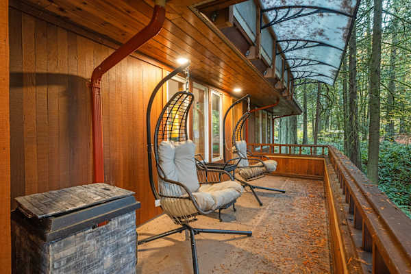Woodinville Retreat | Decks | BBQ & Fireplace 2 Enjoy the quiet surroundings and lush greenery of the property.