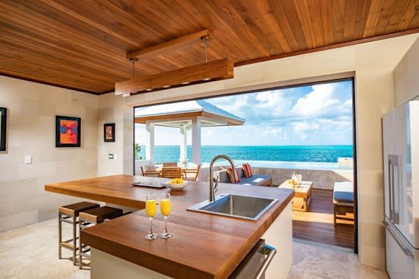 Beach Cake – A Stylish Beachfront Hideaway at Turtle Cove, Providenciales