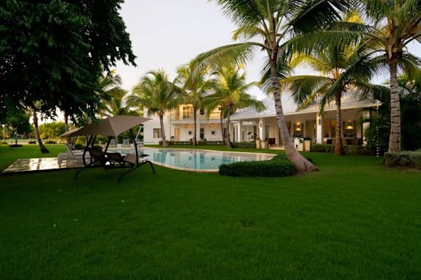Beautiful 8 bedroom villa close to La Cana Golf