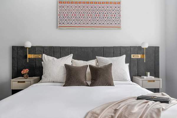 17John: Executive King Suite with Sofa Bed