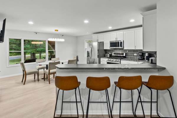 From morning coffee at the breakfast bar to elegant dinners at the dining table, our kitchen and dining area cater to all your gastronomic desires.